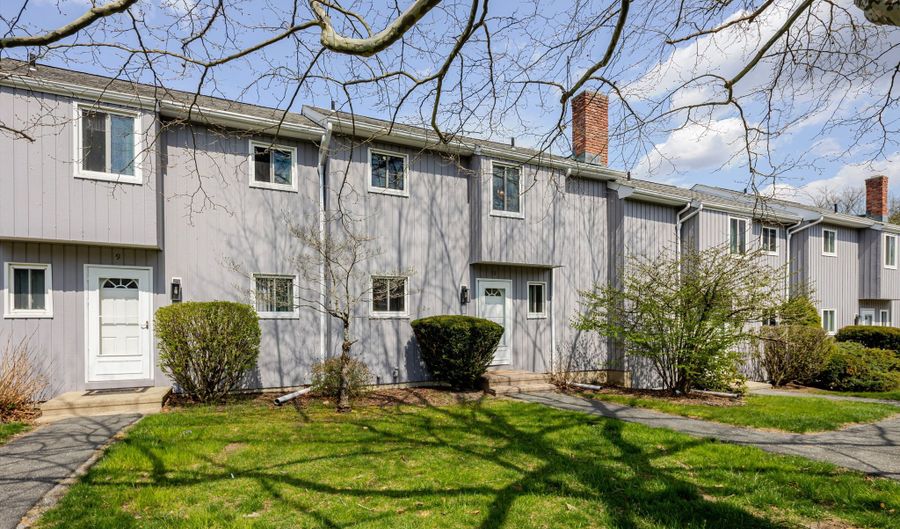 10 Monika Ln 10, Brookfield, CT 06804 - 2 Beds, 2 Bath