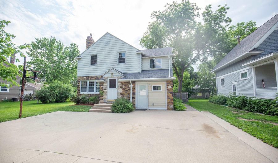 716 S Jones St, Algona, IA 50511 - 4 Beds, 3 Bath