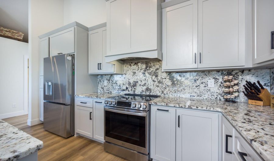 1302 W Coyote Trl, Benson, AZ 85602 - 8 Beds, 6 Bath