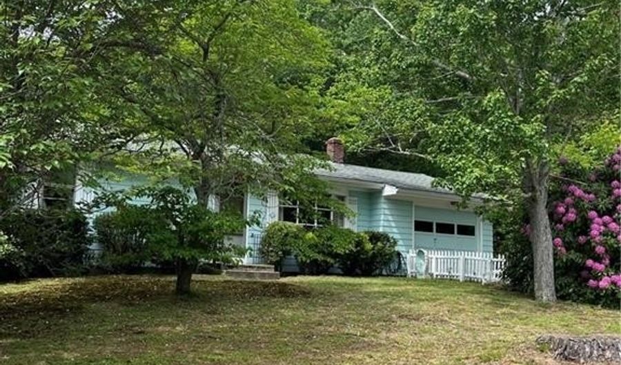 1369 Hope Rd, Cranston, RI 02831 - 2 Beds, 1 Bath