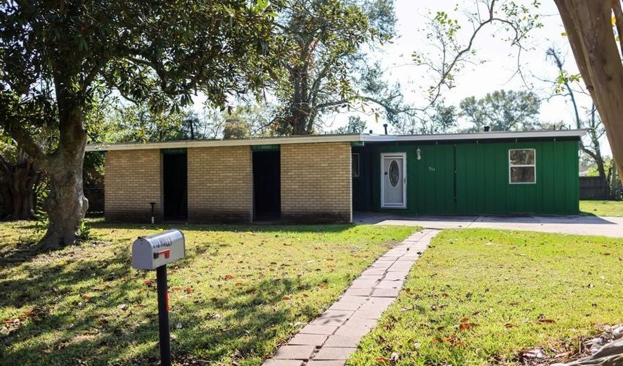 513 Holly St, Angleton, TX 77515 - 3 Beds, 1 Bath