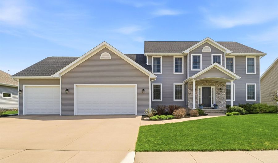 3208 S SOLITUDE Ln, Appleton, WI 54915 - 4 Beds, 4 Bath