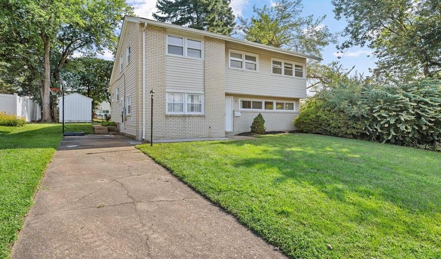 8 N AVON Dr, Claymont, DE 19703 - 3 Beds, 2 Bath