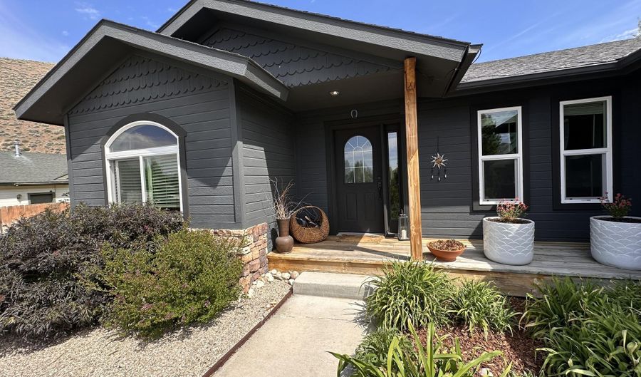 220 Parkside Dr, Bellevue, ID 83313 - 3 Beds, 2 Bath