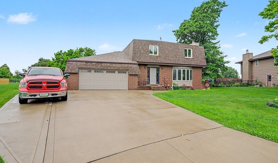 302 Village Cir, Altoona, IA 50009 - 4 Beds, 4 Bath