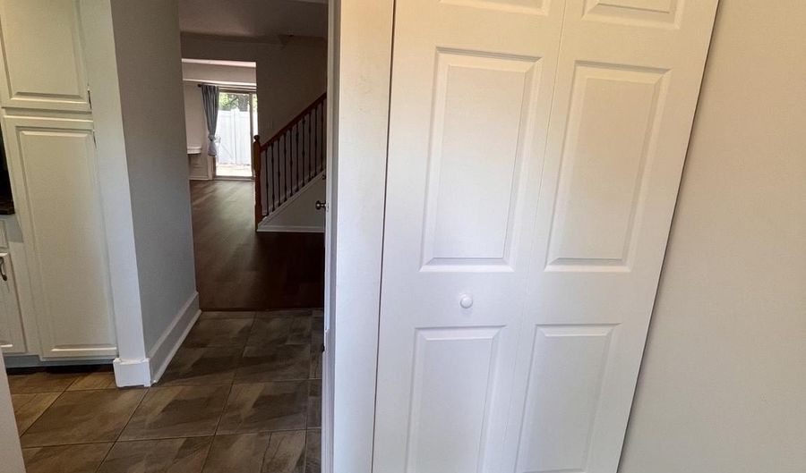 5633 INDEPENDENCE Cir, Alexandria, VA 22312 - 2 Beds, 3 Bath