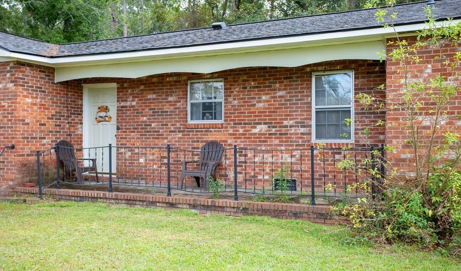 537 City Cir, Baxley, GA 31513 - 7 Beds, 5 Bath
