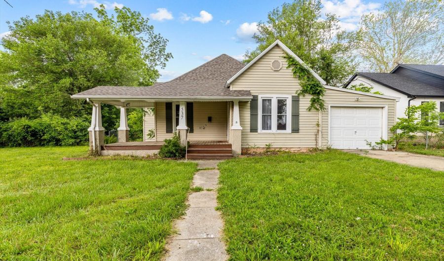537 S Jefferson Ave, Aurora, MO 65605 - 2 Beds, 1 Bath