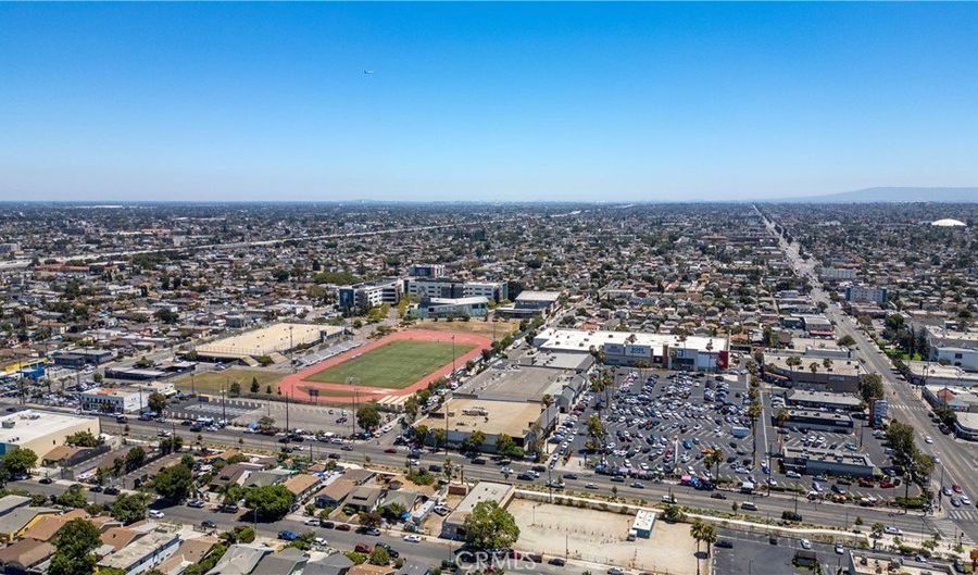941 W 55th St, Los Angeles, CA 90037 - 3 Beds, 2 Bath