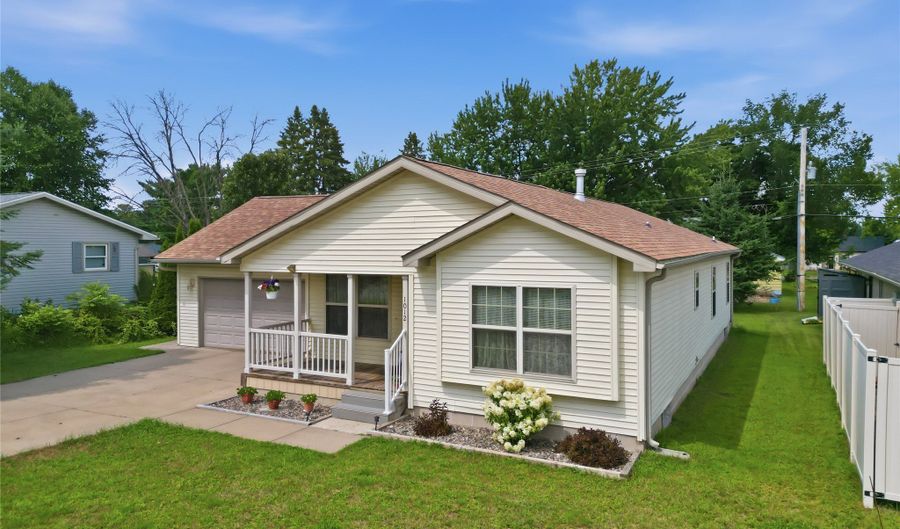 1012 Bartlett Ave, Altoona, WI 54720 - 3 Beds, 2 Bath
