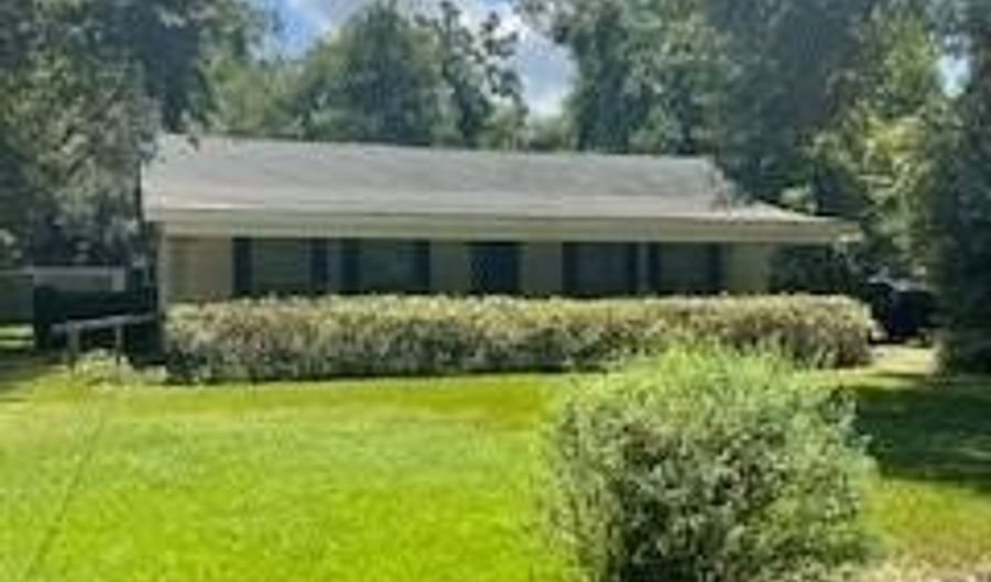 5301 HORSESHOE Dr, Alexandria, LA 71302 - 4 Beds, 3 Bath
