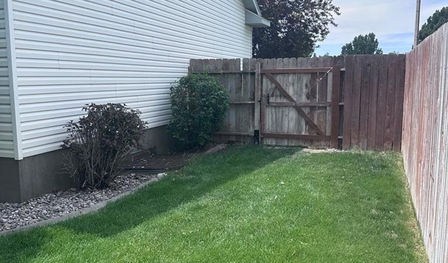 3951 S Summerwood Ln, Ammon, ID 83406 - 5 Beds, 3 Bath