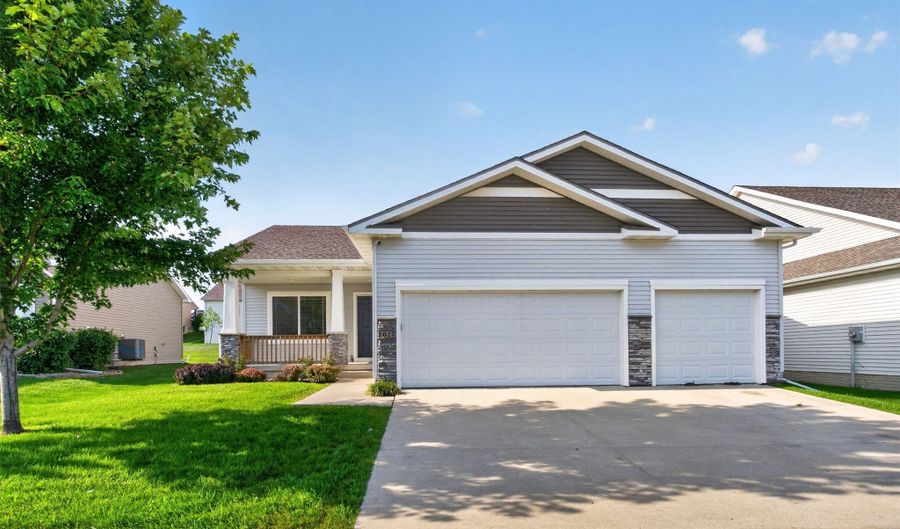 1617 12th St SE, Altoona, IA 50009 - 4 Beds, 3 Bath