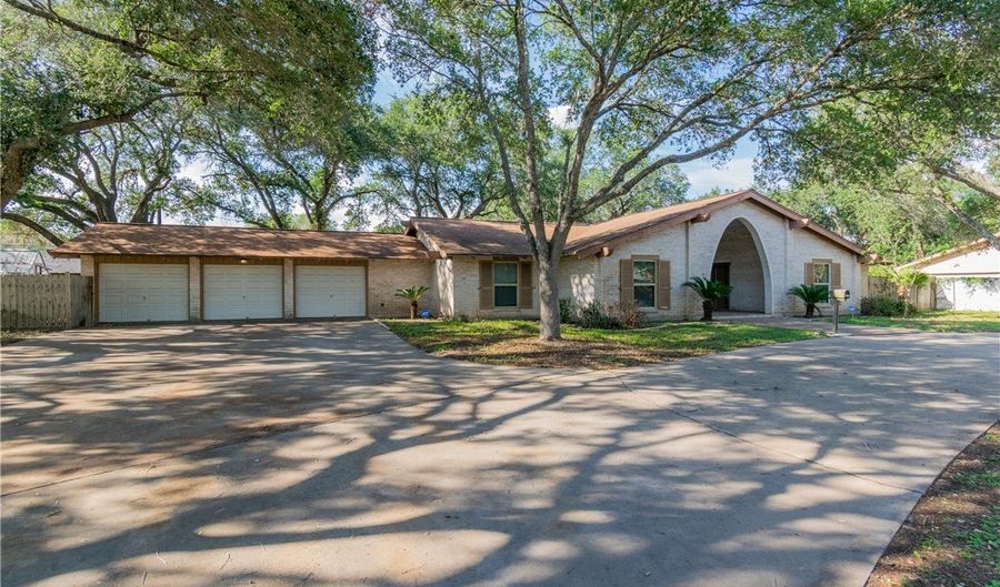 1307 Lincoln St, Alice, TX 78332 - 4 Beds, 3 Bath