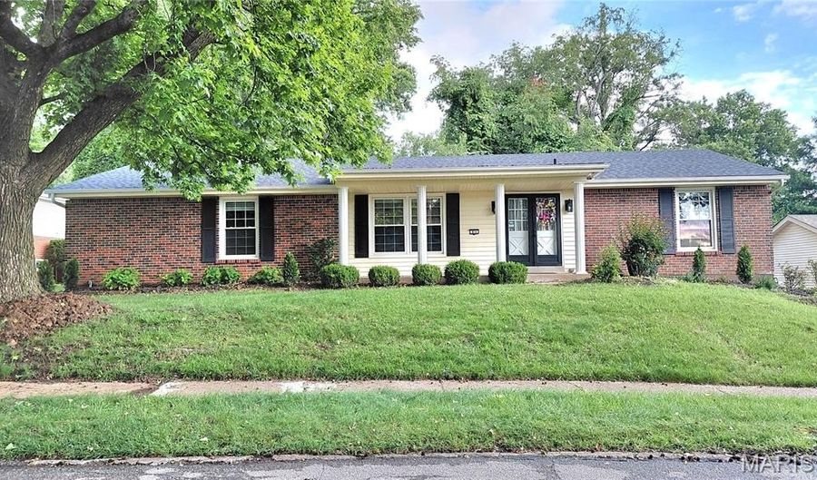 874 Hollyridge Dr, Ballwin, MO 63011 - 4 Beds, 3 Bath