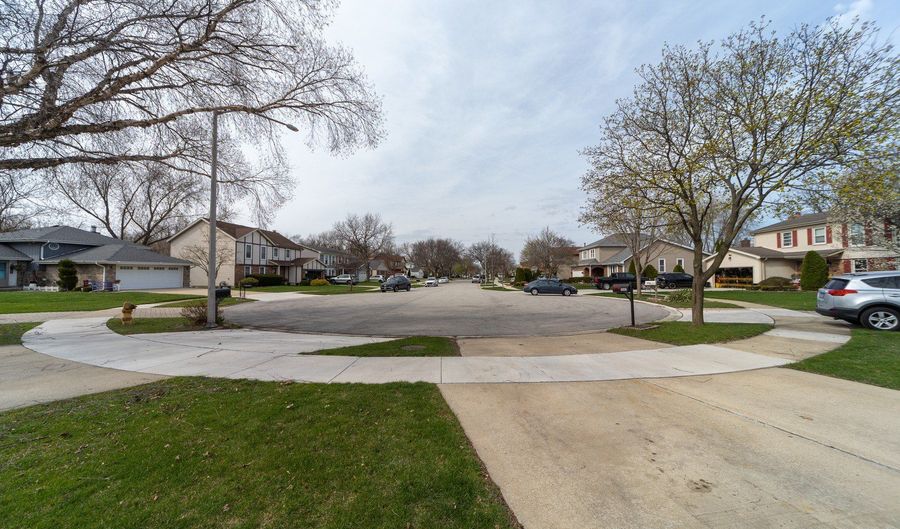 1201 N Scarlet Ct, Addison, IL 60101 - 4 Beds, 3 Bath