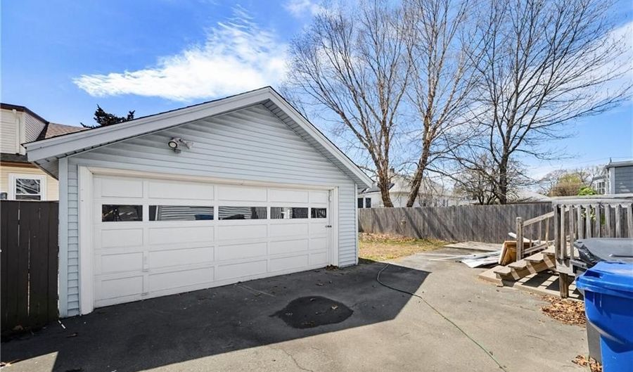 525 Willett Ave, East Providence, RI 02915 - 2 Beds, 2 Bath