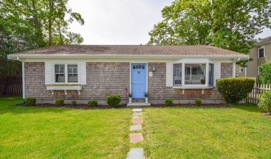 39 Grafton St, Newport, RI 02840 - 2 Beds, 1 Bath