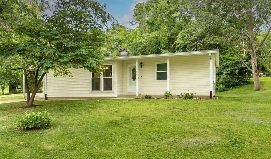 250 Sunset Dr, Ballwin, MO 63011 - 3 Beds, 2 Bath
