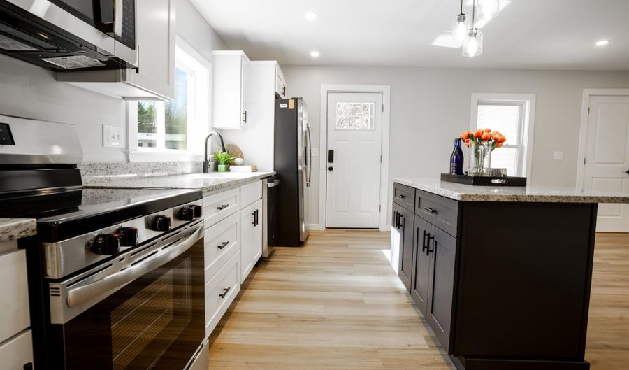 27 Washington St, Ashland, NH 03217 - 5 Beds, 2 Bath