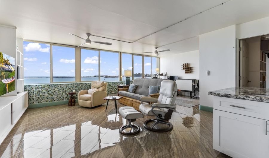 111 KAHULUI BEACH Rd A426, Kahului, HI 96732 - 1 Beds, 2 Bath