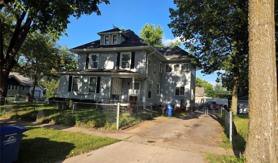 1535 E 13th St, Des Moines, IA 50316 - 6 Beds, 4 Bath