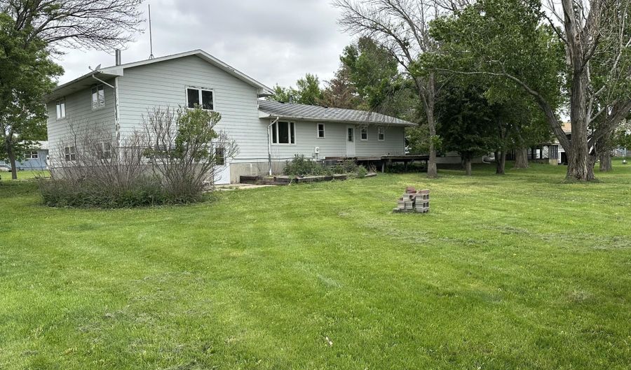 1813 Derian Dr, Aberdeen, SD 57401 - 5 Beds, 3 Bath
