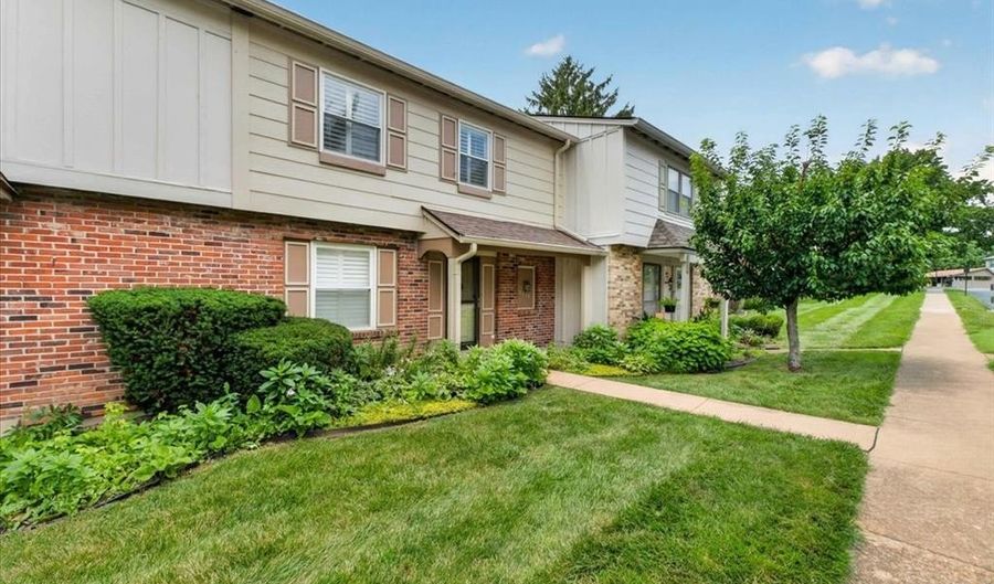 2427 Hidden Meadow Ln, Ballwin, MO 63021 - 2 Beds, 3 Bath