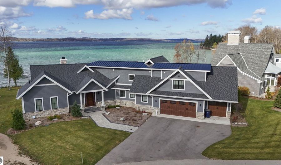 9214 Myrtle Ln, Alden, MI 49612 - 5 Beds, 5 Bath