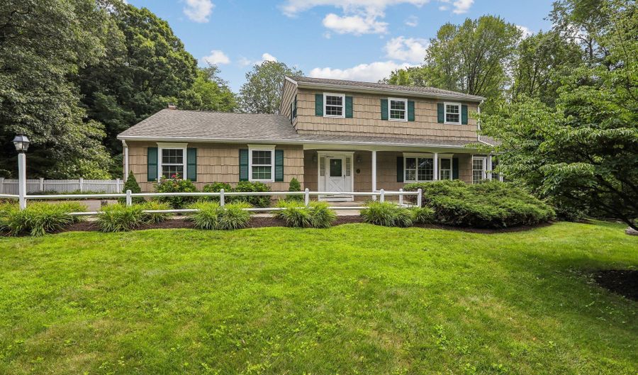 10 Terra Glen Rd, Danbury, CT 06811 - 4 Beds, 3 Bath