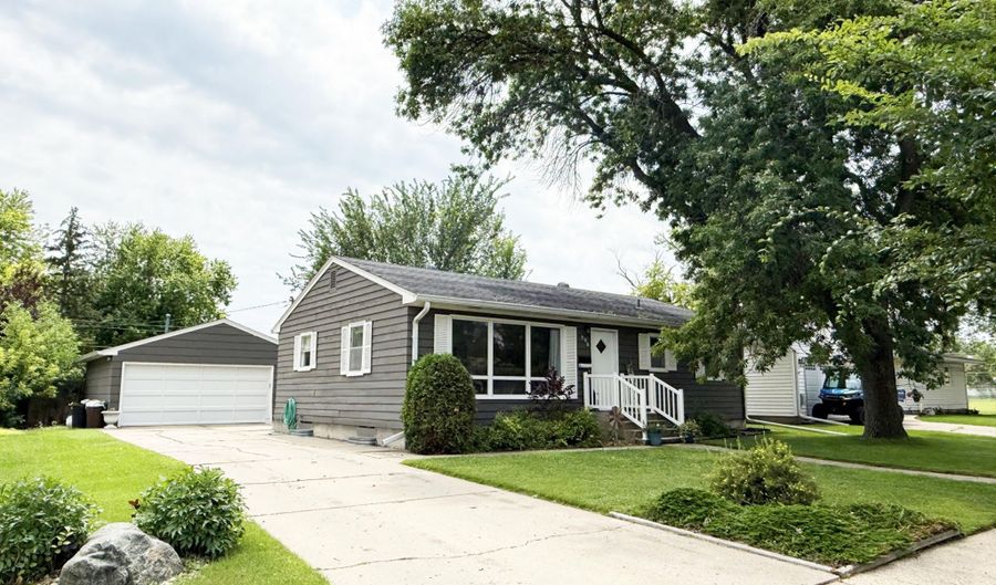 908 NE 10th Ave, Aberdeen, SD 57401 - 5 Beds, 2 Bath
