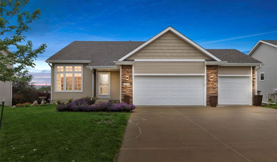 1822 30th Ave SW, Altoona, IA 50009 - 4 Beds, 4 Bath