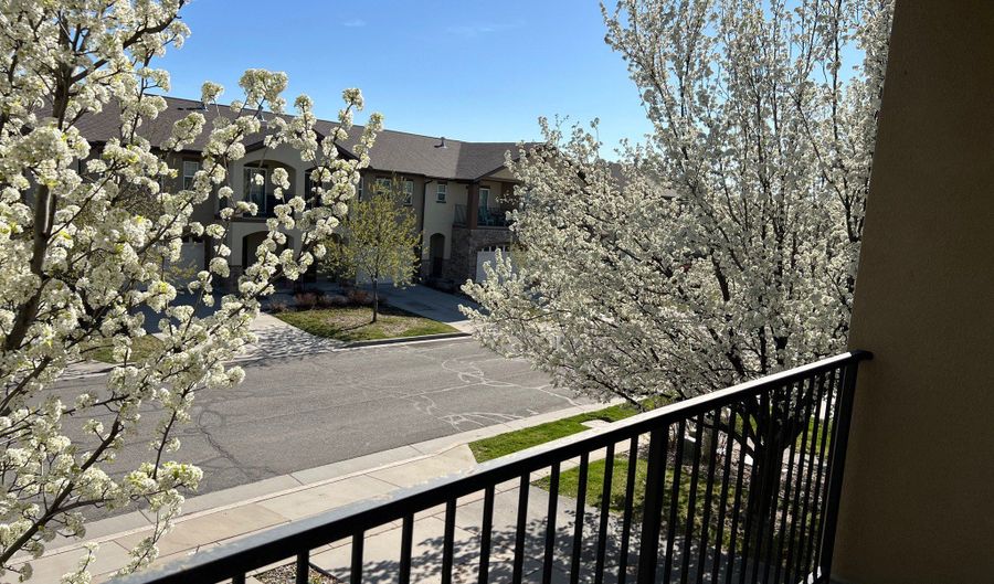 272 W 680 N, Centerville, UT 84014 - 3 Beds, 3 Bath