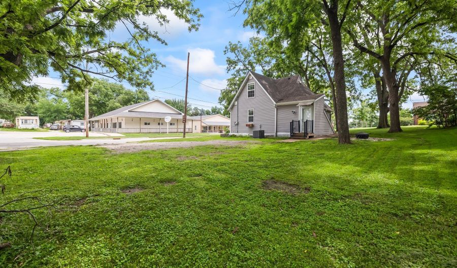 402 S 11th St, Adel, IA 50003 - 3 Beds, 2 Bath