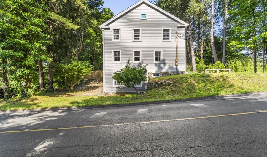 28 Walnut Hill Rd, Bethel, CT 06801 - 5 Beds, 2 Bath