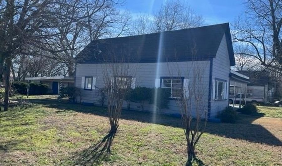 301 S Walnut St, Hico, TX 76457 - 2 Beds, 1 Bath