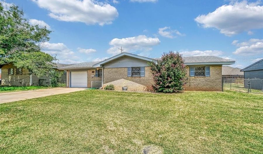 1412 Polk St, Altus, OK 73521 - 2 Beds, 2 Bath