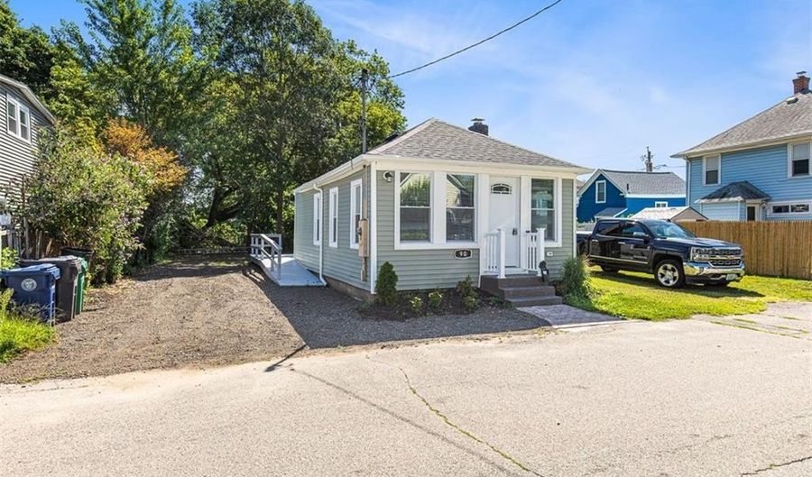 90 Huron St, Warwick, RI 02889 - 1 Beds, 1 Bath