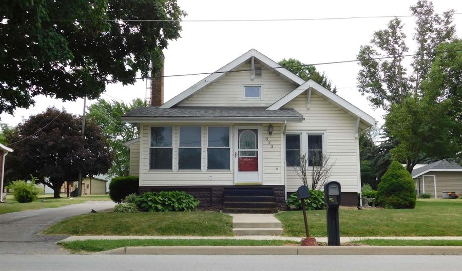 823 E Rochester St, Akron, IN 46910 - 3 Beds, 3 Bath