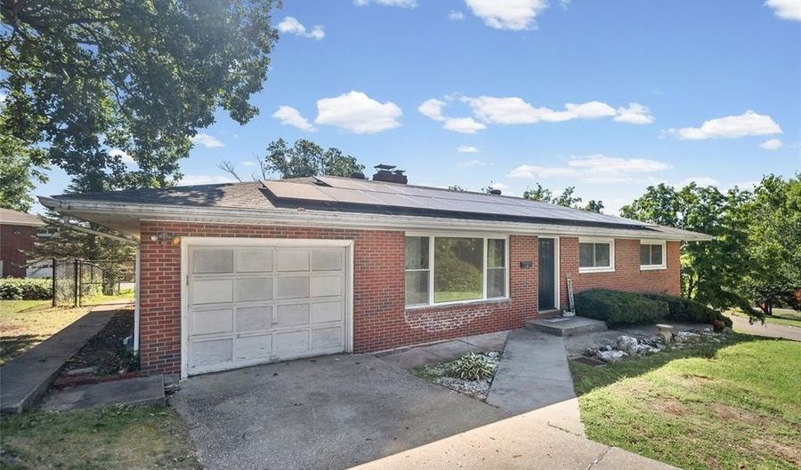 2303 Fairview Dr, Alton, IL 62002 - 3 Beds, 3 Bath