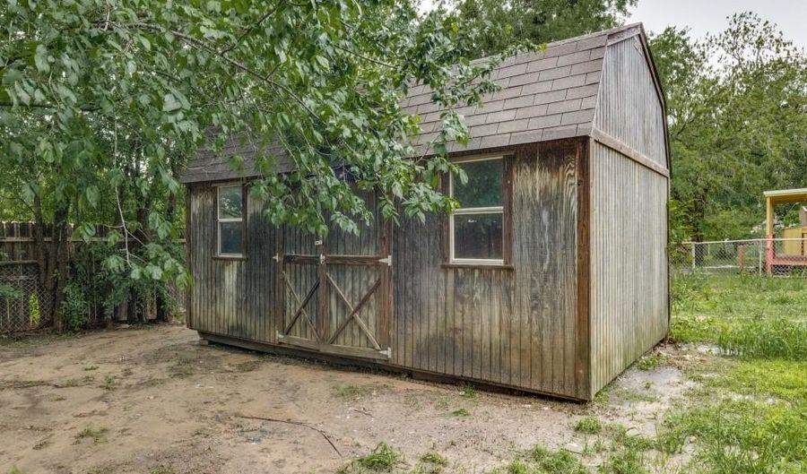 707 W Lamar St, Alvord, TX 76225 - 2 Beds, 1 Bath