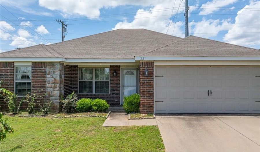 221 Regency Dr, Barling, AR 72923 - 3 Beds, 2 Bath