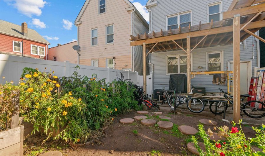 81 HUMPHREY Ave, Bayonne, NJ 07002 - 6 Beds, 4 Bath