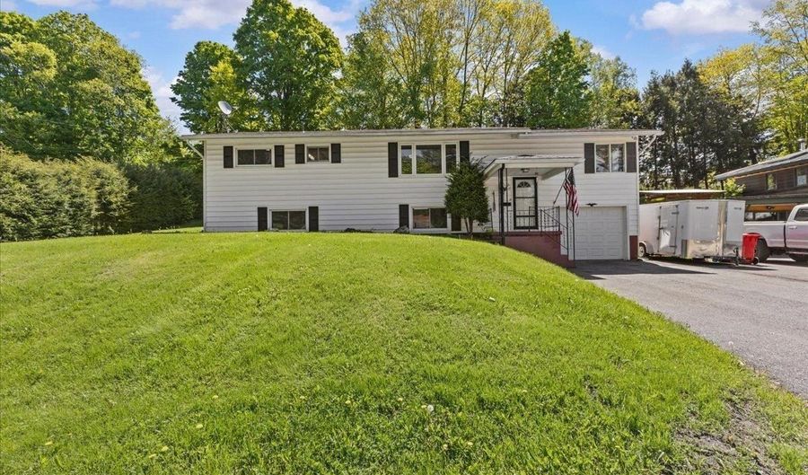 17 Woodland Dr, Barre, VT 05641 - 4 Beds, 3 Bath