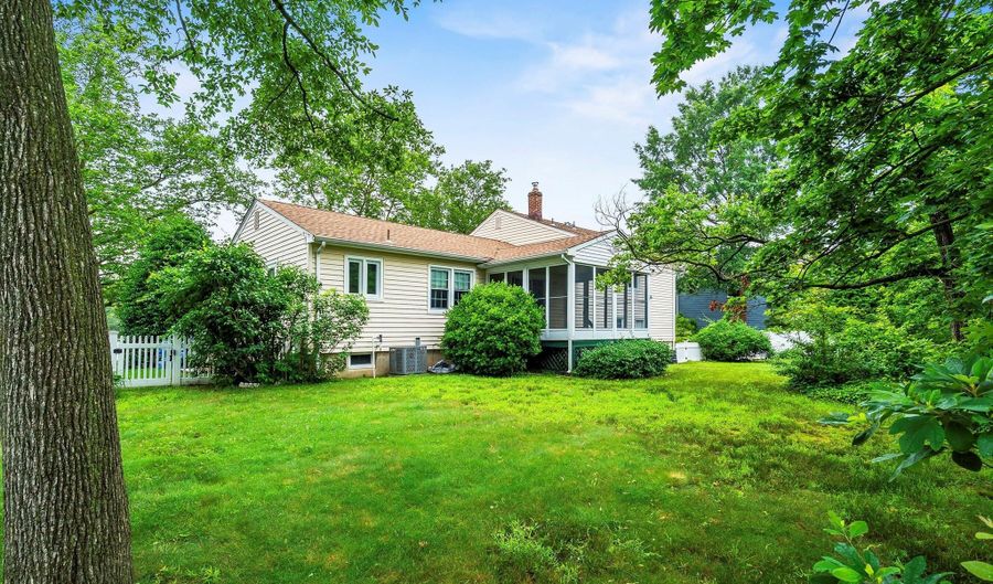 19 Galloping Cir, Belford, NJ 07718 - 3 Beds, 3 Bath