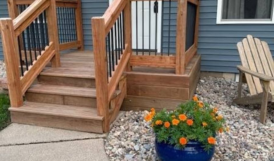 624 J St, Aurora, NE 68818 - 5 Beds, 2 Bath