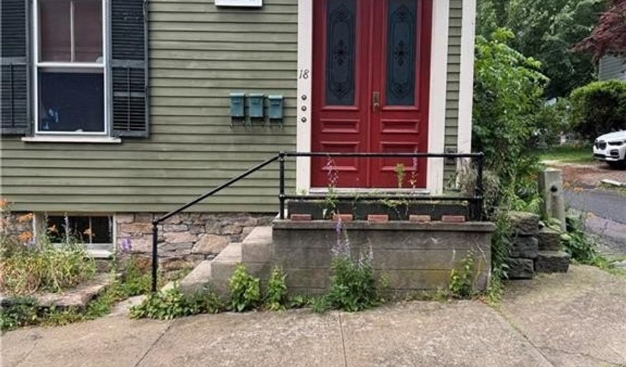 18 Barney St Barney Ct, Newport, RI 02840 - 6 Beds, 4 Bath
