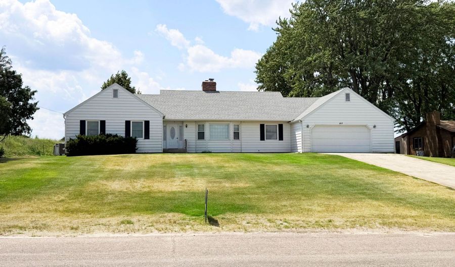 817 Skyline Dr, Bassett, NE 68714 - 4 Beds, 2 Bath