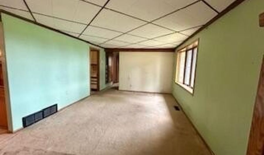 3204 S US-281, Aberdeen, SD 57401 - 3 Beds, 1 Bath