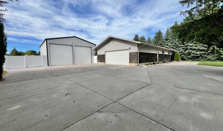 3785 E Wanda St, Ammon, ID 83406 - 6 Beds, 3 Bath